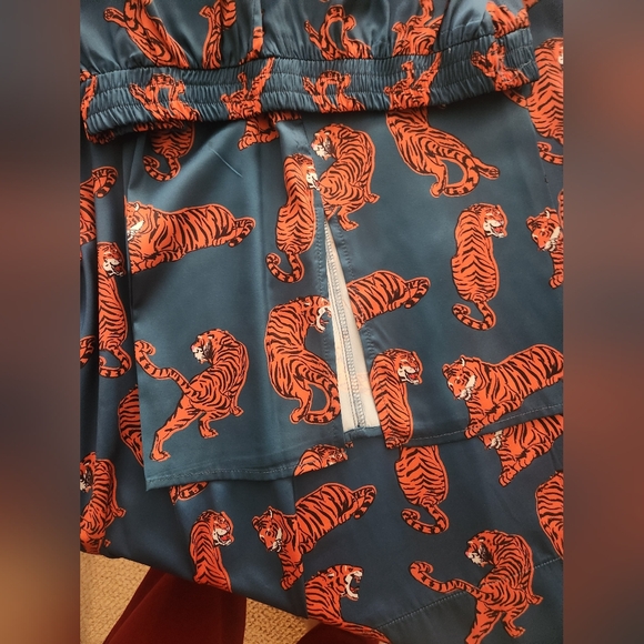 SATIN PANT SET with Tigers - Picture 3 of 6